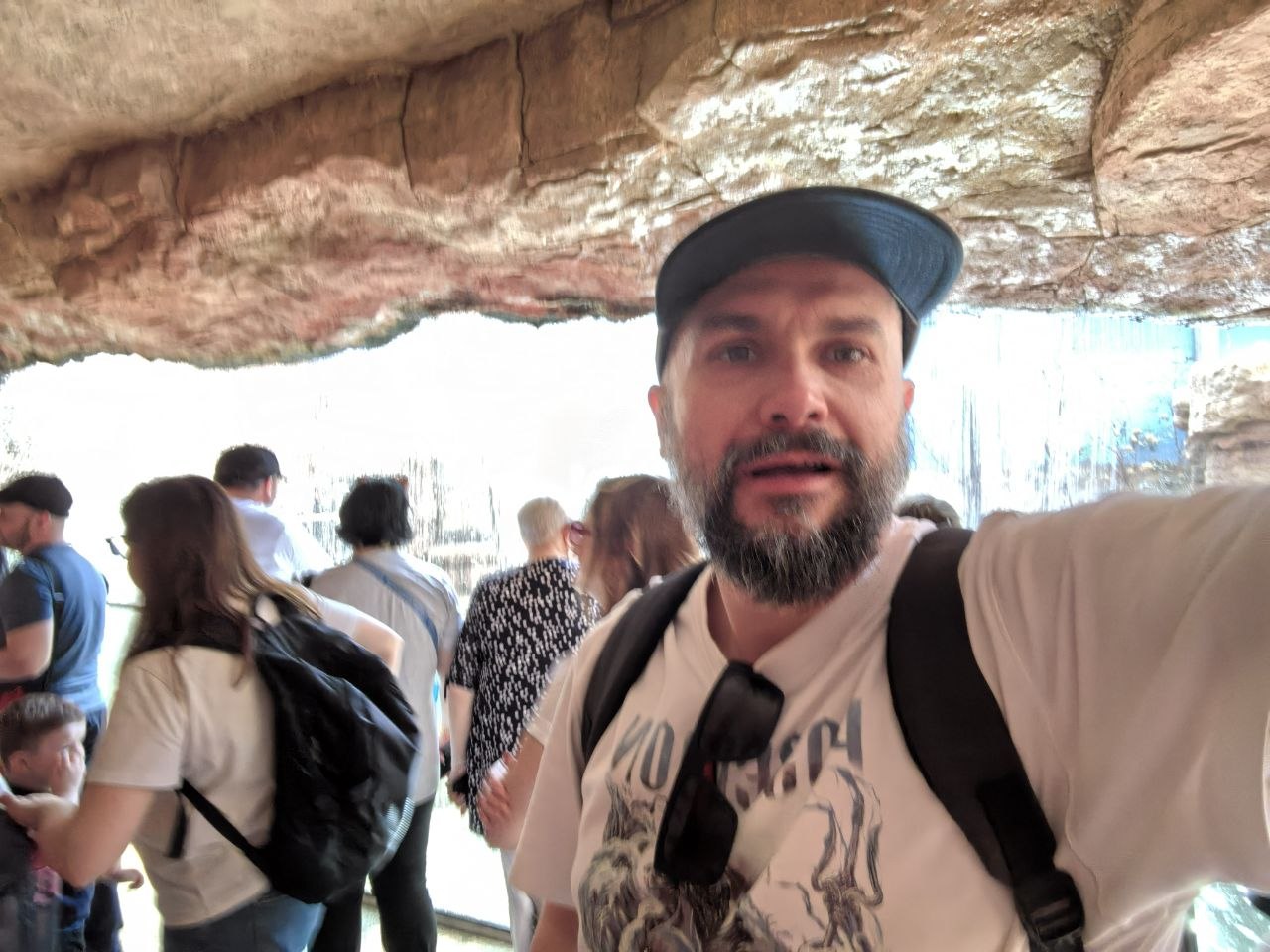 Skalna sala i tłum zwiedzających